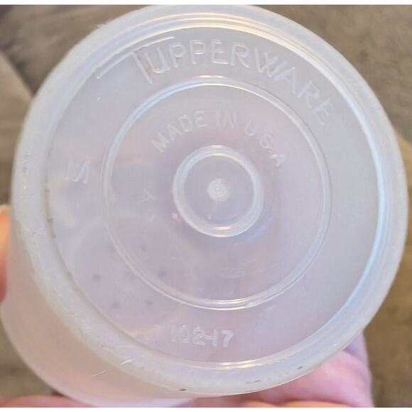 🧨Set of 2 Tupperware Salt and Pepper Shakers - Picture 3 of 3